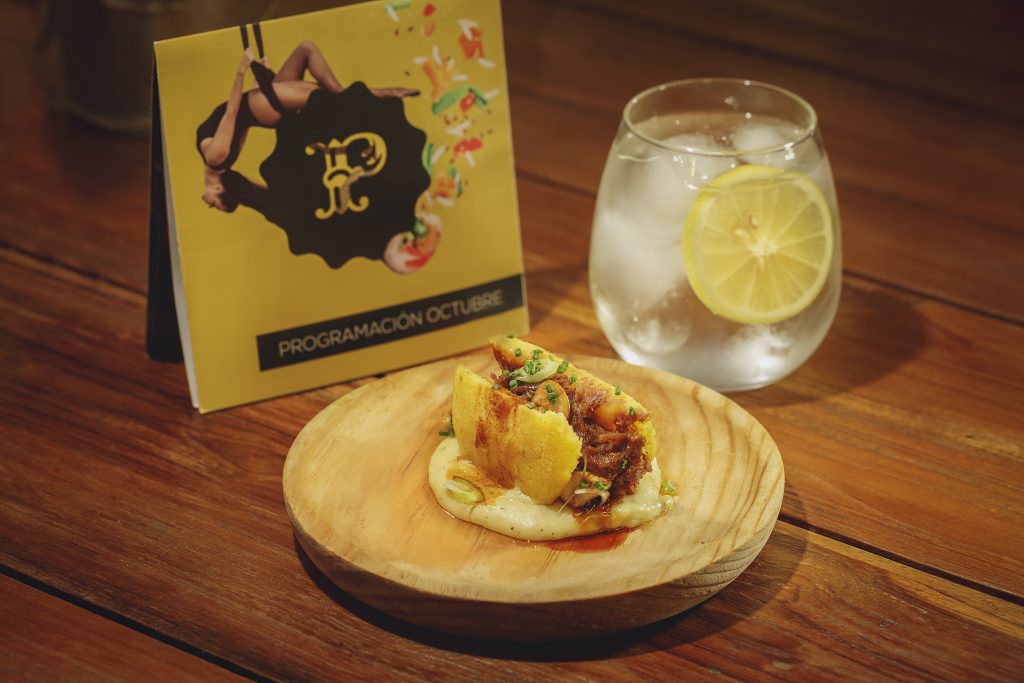 Arepa-de-rabo-de-toro-con-parmentier-de-patata-trufada-y-champiñones-al-ajillo-noticias_gourmet
