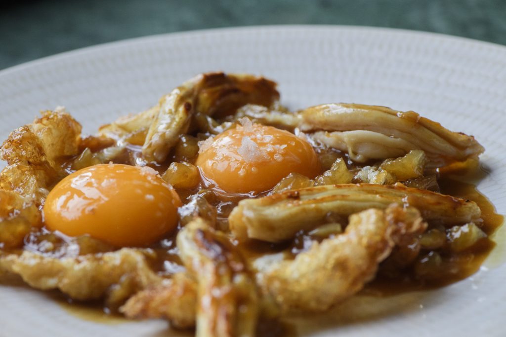 Huevos-con-espardeñas-noticias_gourmet