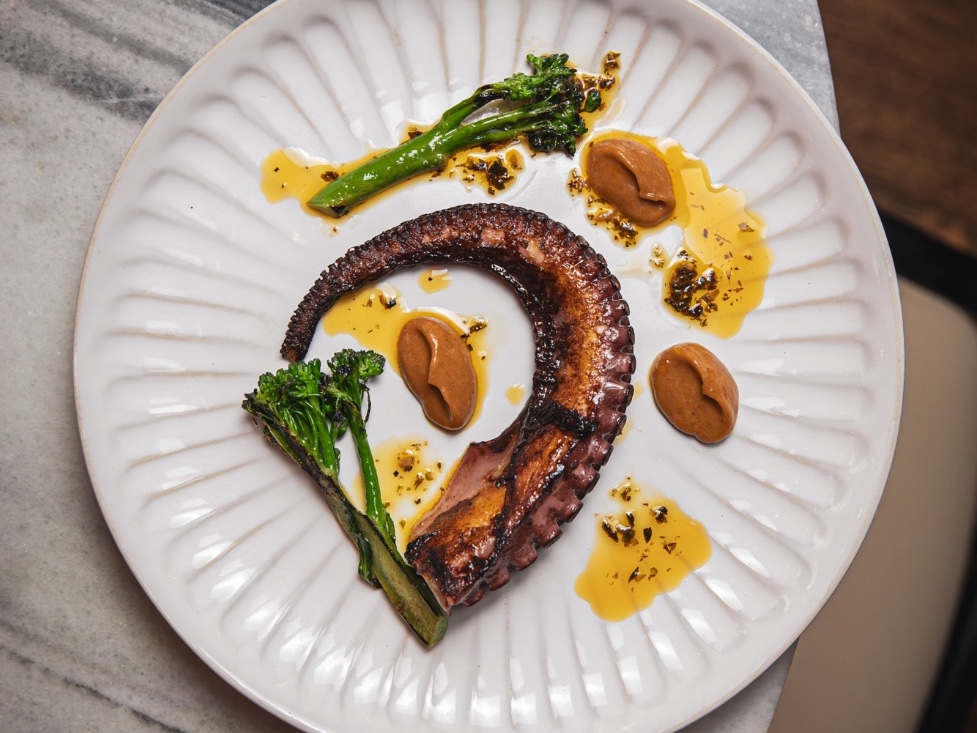 ulpo a la brasa con chimichurri de algas, chorizo y suquet
