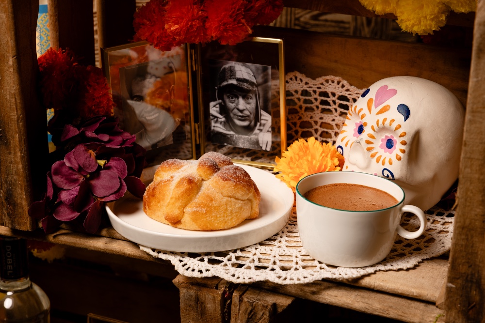 Bakan celebra el Día de Muertos en Madrid entre altares, pan de muerto y mariachis